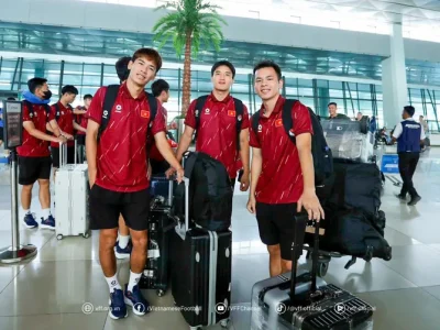 Cơn sốt tại Nội Bài: Hàng nghìn CĐV ‘đốt nóng’ đón U23 Việt Nam hạ cánh cùng HCV Đồng lịch sử