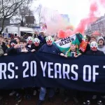 CĐV Man United 'mặt nạ hề' phản đối dữ dội: Glazer và Sir Jim Ratcliffe bị chỉ trích thậm tệ 1