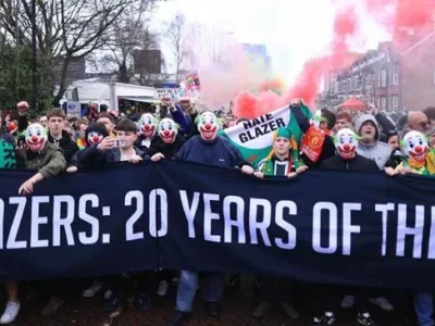 CĐV Man United ‘mặt nạ hề’ phản đối dữ dội: Glazer và Sir Jim Ratcliffe bị chỉ trích thậm tệ