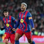 Hansi Flick tuyên bố chắc nịch: 'Barca không bỏ rơi Araujo', tiền đạo đáp trả bằng bàn thắng cảm động 1