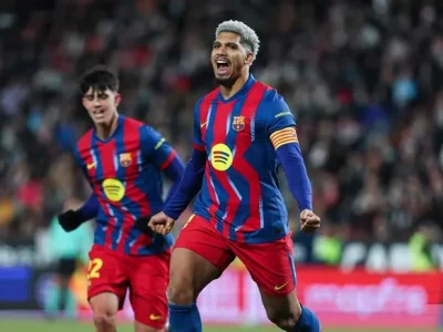 Hansi Flick tuyên bố chắc nịch: ‘Barca không bỏ rơi Araujo’, tiền đạo đáp trả bằng bàn thắng cảm động