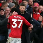 Berbatov 'bật mí' lý do Mainoo bùng nổ dưới thời Carrick, MU hết lo mất ngôi sao 1