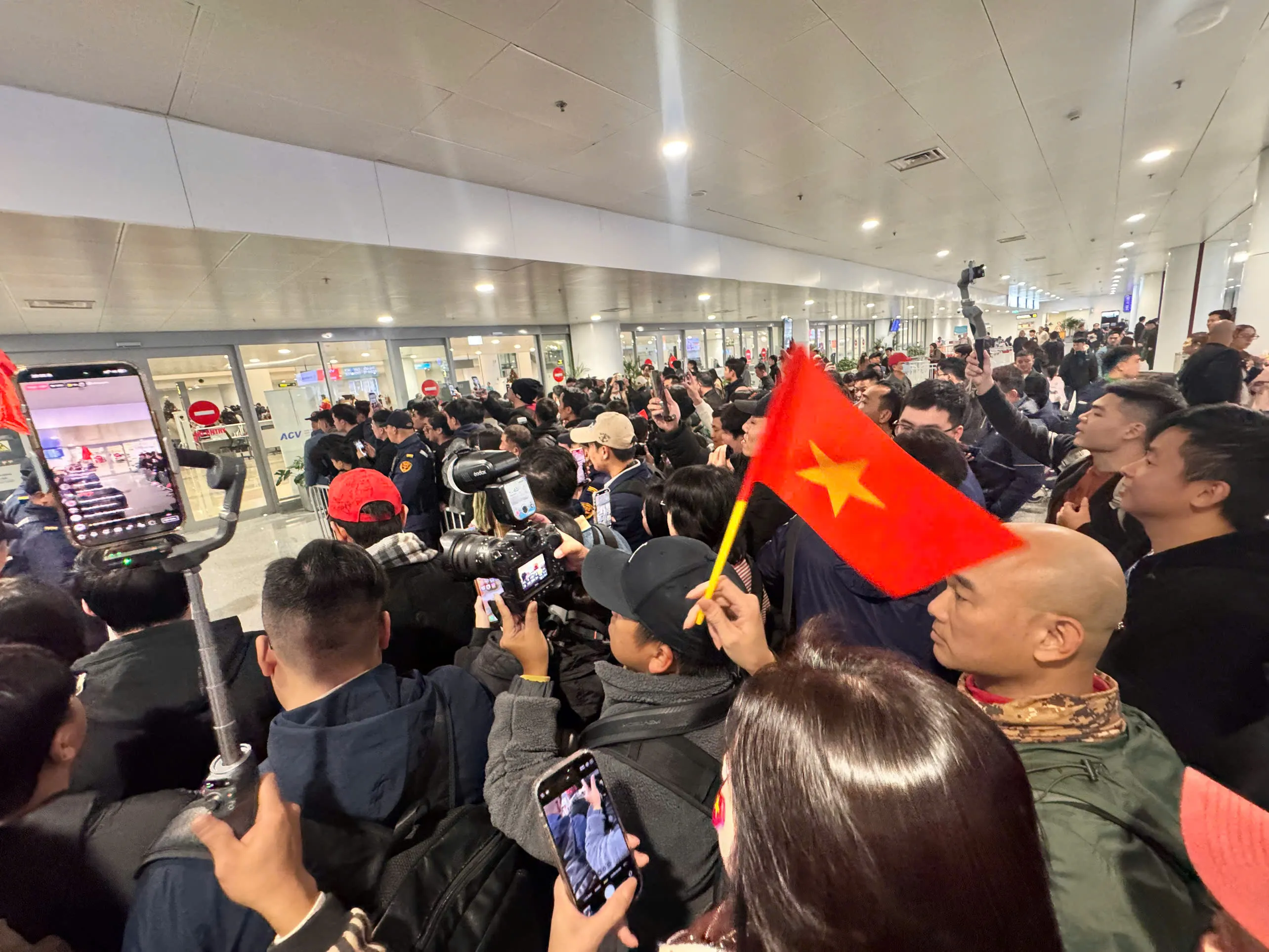 CĐV chờ đón tại sân bay Nội Bài