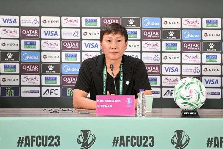 HLV Kim Sang-sik tại họp báo
