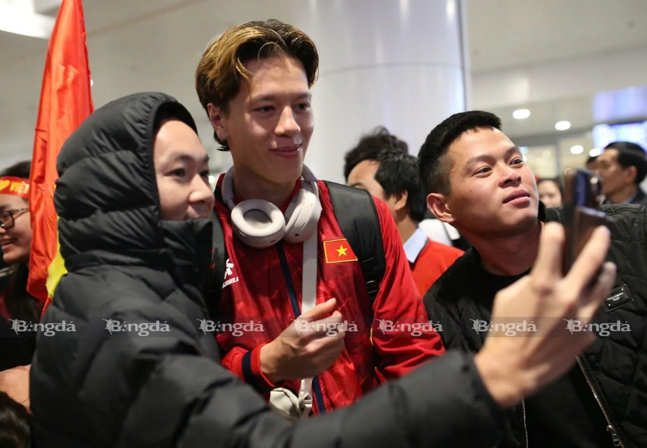 Viktor Lê chụp ảnh cùng fan