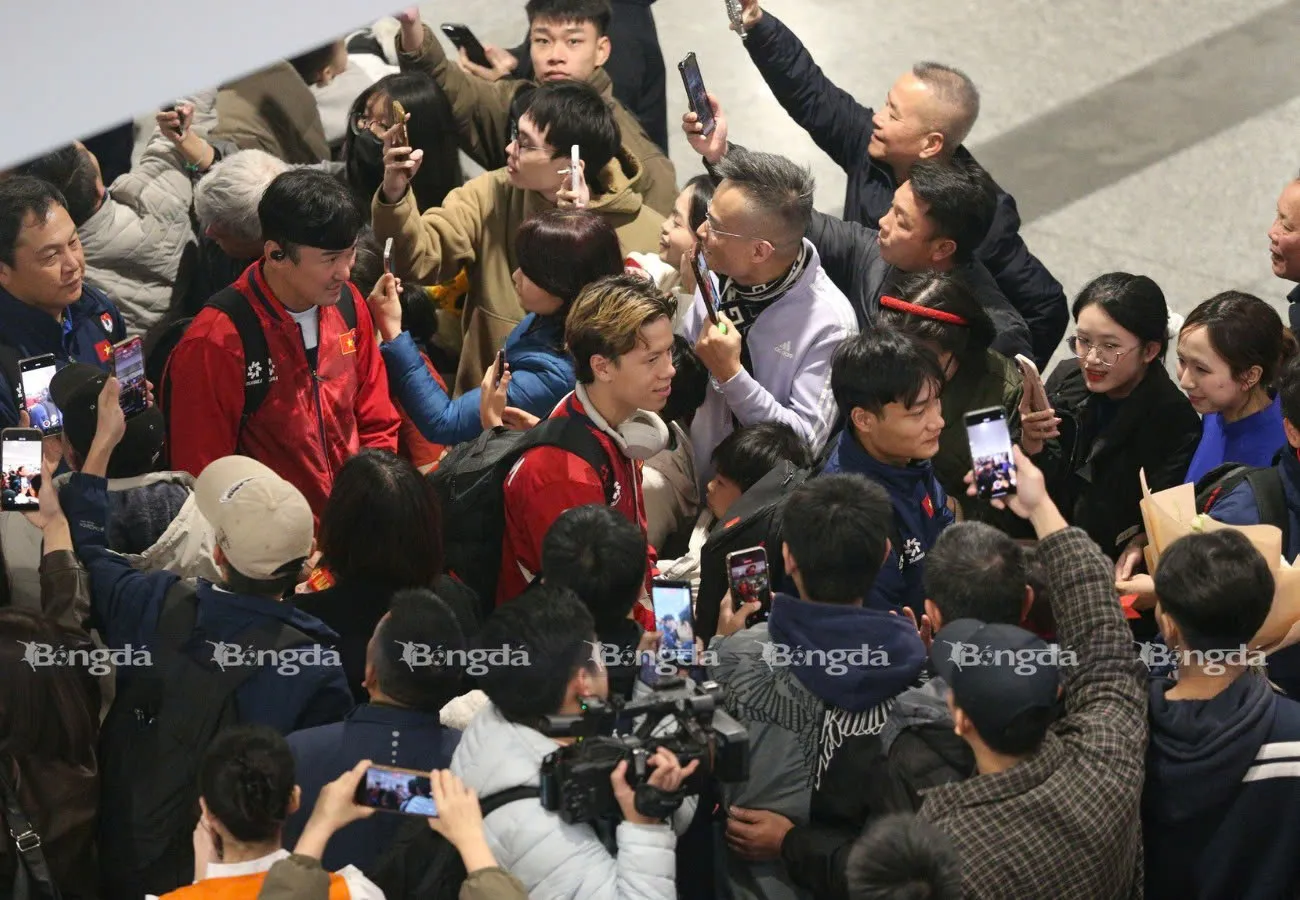 Các cầu thủ lên xe