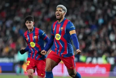 Hansi Flick tuyên bố chắc nịch: 'Barca không bỏ rơi Araujo', tiền đạo đáp trả bằng bàn thắng cảm động 1