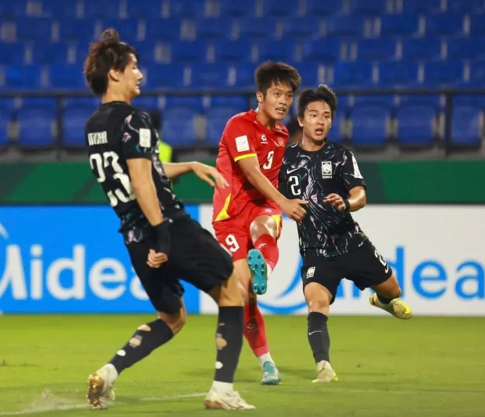 Nguyễn Quốc Việt sút tung lưới U23 Hàn Quốc trong trận tranh hạng ba U23 châu Á 2026