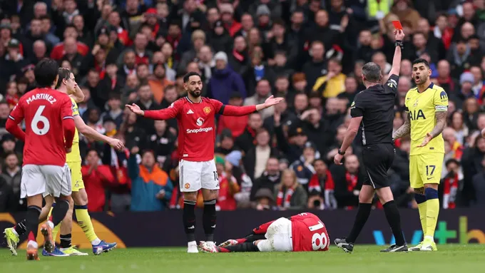 Tấm thẻ đỏ của Romero là bước ngoặt của trận đấu