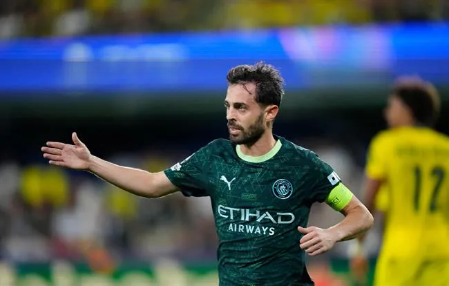 Pep Guardiola và Bernardo Silva tại Man City